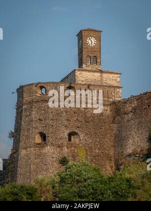 Clock Tower und die Festung in Pogradec, Albanien Stockfoto