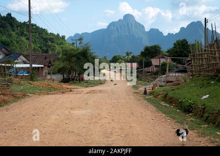 Straße durch das Dorf in der Nähe von Vang Vieng, Laos Stockfoto