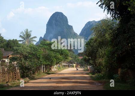 Straße durch das Dorf in der Nähe von Vang Vieng, Laos Stockfoto