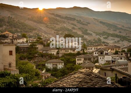 Sonnenuntergang über der Altstadt von Pogradec, Albanien Stockfoto