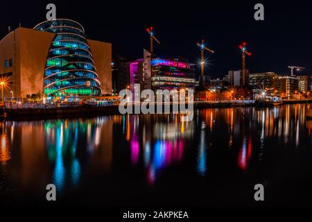 Stadt Dublin bei Nacht, Licht, die nachts von den Gebäuden des River Liffey.Office im Finanzviertel von Dublin reflektiert werden. Stockfoto