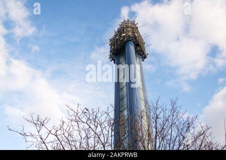 Wasserturm mit Antennen und Satelliten, Telecommunication Tower, drahtlose Kommunikation Konzept, blauer Himmel an einem sonnigen Tag, Devin, Prag, Tschechische Repub Stockfoto