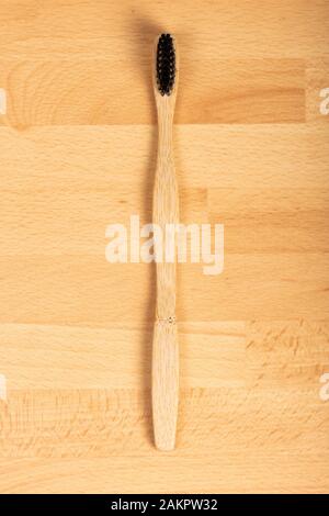 Bambus Zahnbürste auf Holz- Hintergrund Stockfoto