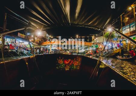 Bootstransport für den traditionellen Lebensstil des Amphawa Floating Market bei Nacht, dem berühmtesten schwimmenden Markt und kulturellen Touristenziel Stockfoto