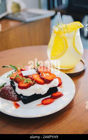 Erdbeerkuchen mit Zitronenverschnitt auf Holztisch Stockfoto