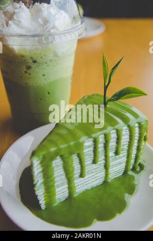 Grüner Teekreppkuchen und grüner Tee in Eis Stockfoto
