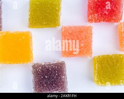 Leckere bunte Marmelade isoliert auf weißem Hintergrund Stockfoto