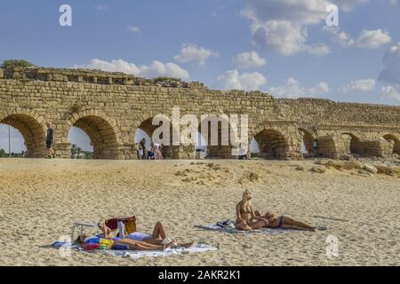 Aquaeduct am Strand, Caesarea, Israel Stockfoto