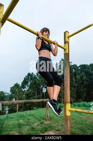 Weibliche Athleten Pull up Übungen Stockfoto