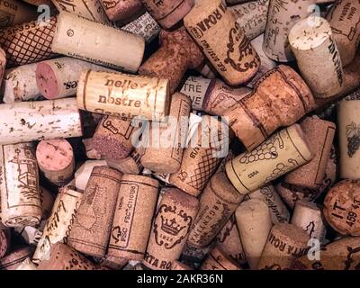 Nahansicht einer Sammlung gebrauchter Weinkorken. Stockfoto