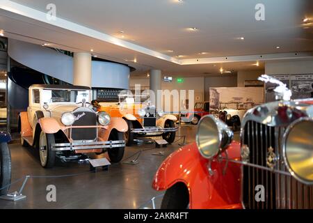 Athen, Griechenland - Dec 22, 2019: Innenansicht der Republik Griechenland Motor Museum in Athen Stadt. Sammlung der alten Zeit klassische Automobile aus der ganzen Welt Stockfoto