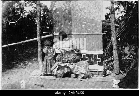 Ein Soldat - Arzt unserer Armee, James PKimball, später Oberst und Assistent Chirurg - Allgemeine, U. SArmy. Ein WASSER-Träger in Zuni. Ein NAVAJO FRAU AN IHREM WEBSTUHL FORT WINGATE 149 Heiligen der Letzten Tage haben sich Ihre vereinbaren - durch diese Berge entlang der ridgeof den Kontinent für mehr als ein thousandmiles. Der Armee kommt häufig in Kontakt withthem, und findet sie nicht bösartig ächtet, butplodding und nützliche Bürger. Mormonismus schlägt vor, Polygamie, und USU-ally Ich denke Dieses ist über alle, die dies vorschlagen. Das Dorf von Delmar hat seinen Bischof, itselders und Diakone, eine junge Mens und aYoung Frauen Mutua Stockfoto