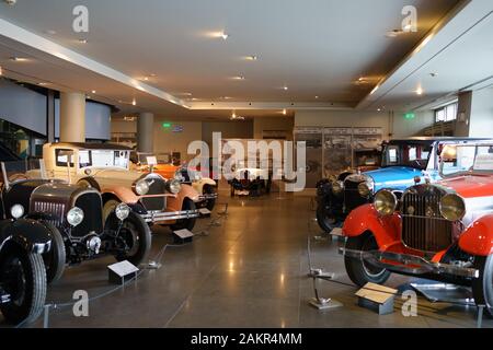 Athen, Griechenland - Dec 22, 2019: Innenansicht der Republik Griechenland Motor Museum in Athen Stadt. Sammlung der alten Zeit klassische Automobile aus der ganzen Welt Stockfoto