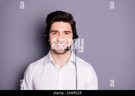 Portrait eines selbstbewussten, cool positiven Callcenter-Mitarbeiters kann bei Problemen helfen, schwarze Kopfhörer zu tragen, formalwear Kleidung isoliert über graue Farbe Stockfoto