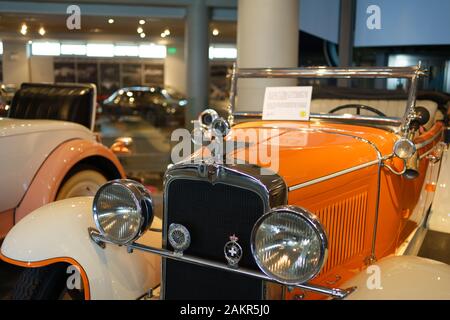 Athen, Griechenland - Dec 22, 2019: Innenansicht der Republik Griechenland Motor Museum in Athen Stadt. Sammlung der alten Zeit klassische Automobile aus der ganzen Welt Stockfoto