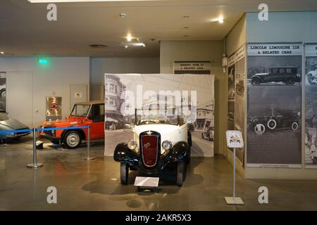 Athen, Griechenland - Dec 22, 2019: Innenansicht der Republik Griechenland Motor Museum in Athen Stadt. Sammlung der alten Zeit klassische Automobile aus der ganzen Welt Stockfoto