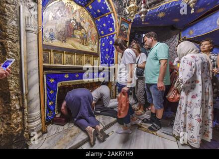 Pilger, Geburtsort Jesus Christus, Geburtsgrotte in der Geburtskirche rechts, Bethlehem, Israel Stockfoto