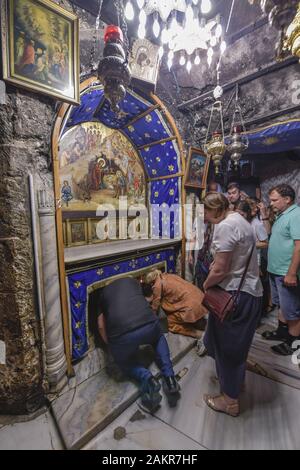 Pilger, Geburtsort Jesus Christus, Geburtsgrotte in der Geburtskirche rechts, Bethlehem, Israel Stockfoto