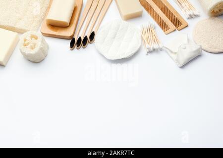 Keine Abfälle mit natürlichen, biologisch abbaubaren Selbstpflegeprodukten auf blau. Bambuszahnbürsten, handgefertigte Seifenschampoo-Stangen, Wattestäbchen, Hygieneprodukte Stockfoto