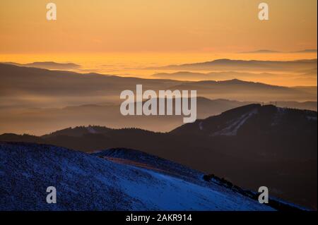 Orangefarbenes Sonnenaufgangslicht in den Bergen, schöne Tapete. Stockfoto