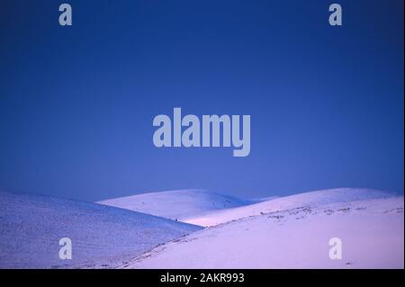 Verschneite Berge und blauer Himmel, symmetrisches Foto, Raum bearbeiten. Fatra, Slowakei. Stockfoto