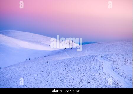 Sanftes Morgenlicht über dem Gipfel der Winterberge Fatra, Slowakei. Stockfoto