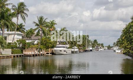 Kanal mit luxuriösen Yachten vor von Wohngebäuden, Osten Fort Lauderdale, Florida, USA Stockfoto