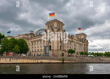 Reichstag mit winkenden Deutsche Fahne an der Spree, Regierungsviertel, Berlin, Deutschland Stockfoto