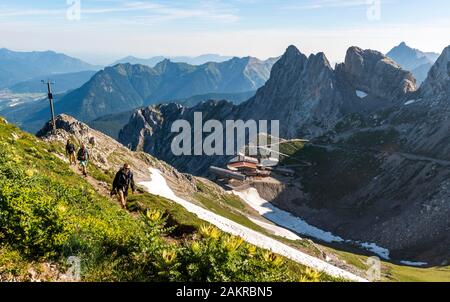 Bergsteiger, Blick auf Karwendel Bergrestaurant und Karwendelbahn Bergstation, rechts der westlichen Karwendelspitze, Mittenwalder Höhenweg Stockfoto