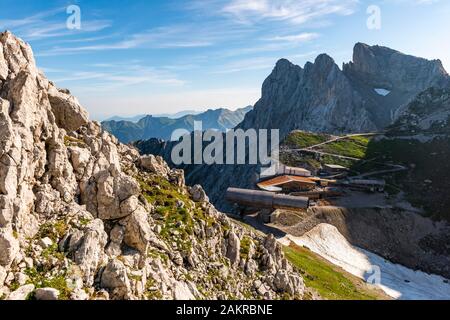 Blick auf Karwendel Bergrestaurant und Karwendelbahn Bergstation, rechts der westlichen Karwendelspitze, Mittenwalder Höhenweg, Karwendelgebirge Stockfoto