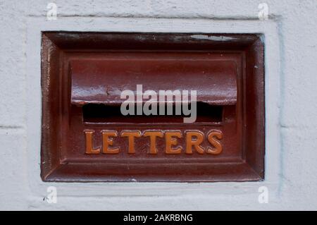 Blick auf einen alten typisch australischen Briefkasten, der in einer weißen Wand mit der Aufschrift Letters integriert ist. Dieser Briefkasten wurde im New Farm Distric eingefangen Stockfoto