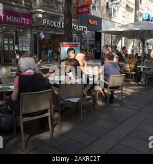 Wien, ÖSTERREICH - 05. September 2019: Überfüllte Herbststraßen in der Innenstadt. Die Leute essen in einem Straßencafé Stockfoto