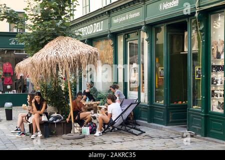 Wien, ÖSTERREICH - 05. September 2019: Überfüllte Herbststraßen in der Innenstadt. Die Leute essen in einem Straßencafé Stockfoto