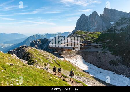 Bergsteiger, Blick auf Karwendel Bergrestaurant und Karwendelbahn Bergstation, rechts der westlichen Karwendelspitze, Mittenwalder Höhenweg Stockfoto