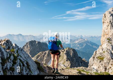 Bergsteiger mit Rucksack über Berge suchen, mittenwalder Klettersteig, Karwendel, Mittenwald, Deutschland