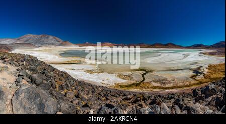 Rote Steine und Talar salar Panorama in Atacama Stockfoto