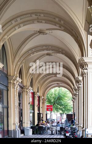 Wien, ÖSTERREICH - 05. September 2019: Gewölbekappen eines Gebäudes in Wien in der Nähe des Rathauses Stockfoto