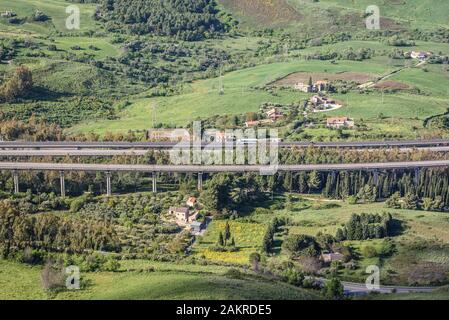 Autobahn A 19 von Enna Stadt und Gemeinde in der Provinz Enna in der Mitte von Sizilien im Süden von Italien entfernt gesehen Stockfoto