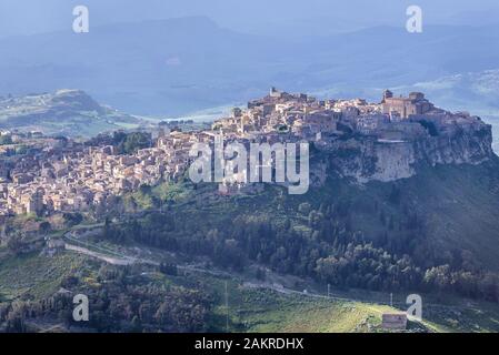 Calascibetta Stadt von Enna Stadt in der Provinz Enna in der Mitte von Sizilien im Süden von Italien gesehen Stockfoto