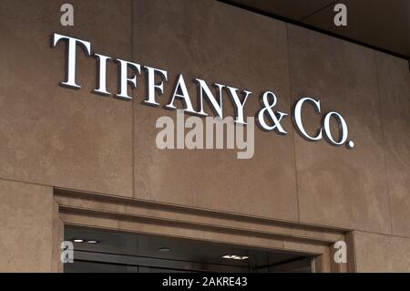 Brisbane, Queensland, Australien - 19. November 2019: Beleuchtetes Tiffany & Co Schild, das am Eingang des Ladens in Brisbane hängt. Tiffany & Co Stockfoto