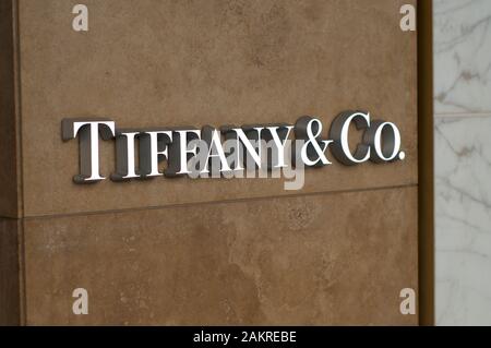 Brisbane, Queensland, Australien - 19. November 2019: Beleuchtetes Tiffany & Co Schild, das am Eingang des Ladens in Brisbane hängt. Tiffany & Co Stockfoto