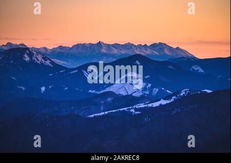 Panorama der hohen Tatra. Foto von Hügel Krizna im slowakischen Gebirge Velka Fatra. Sonnenaufgangslicht. Stockfoto