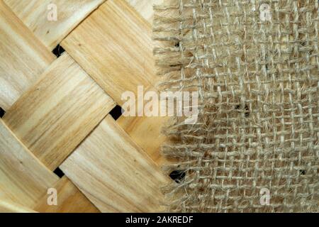 Umweltfreundlich, biologisch abbaubaren natürlichen Jutegewebe und kippten Weidenkorb. Null Abfall und umweltfreundliche Produkte Konzept Stockfoto