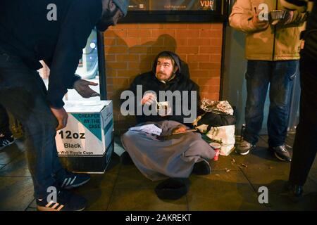 Swansea 8. Januar 2020 Obdachlose in den Straßen von Swansea, die von Freiwilligen gefüttert zu werden. Obdachloser Darren, dargestellt auf den Straßen außerhalb Vue Kino Stockfoto