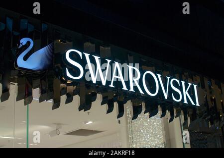 Brisbane, Queensland, Australien - 11. Dezember 2019 : Blick auf das beleuchtete Swarovski-Logo, das vor dem Laden in Brisbane hängt. Swarovski Stockfoto