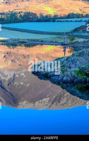 Reflexionen im Crummock-Wasser an einem ruhigen Morgen im Lake District, Cumbria, Großbritannien Stockfoto