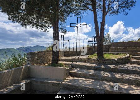 Kreuze auf Golgatha Hügel neben Chiesa del Calvario Kirche in Savoca Comune, berühmt für die Drehorte von "Der Pate"-Filme auf Sizilien in Italien Stockfoto