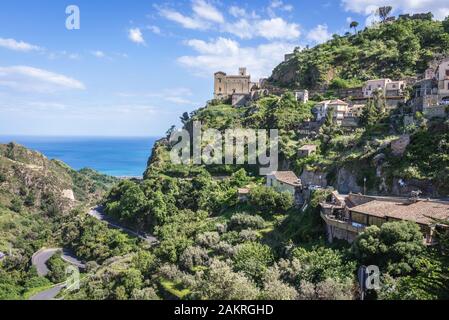 Savoca Dorf, berühmt für die Drehorte von "Der Pate"-Filme auf Sizilien in Italien - Ansicht mit der Kirche San Nicolo auch als Kirche San L bekannt Stockfoto