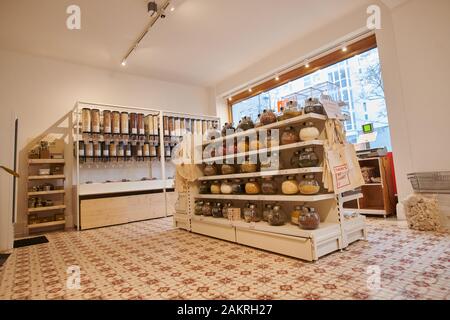 Berlin, Deutschland. 07 Jan, 2020. In einem ausgepackt Shop, große Gewürzbehälter stehen nebeneinander auf einem Regal. Verschiedene Gewürze und Körner können hier in den einzelnen Mengen gefüllt werden. In der Paket-shop, die Container mitgebracht werden zuerst gewogen, dann gefüllt, gewogen und die Differenz gezahlt wird. Quelle: Annette Riedl/dpa-Zentralbild/ZB/dpa/Alamy leben Nachrichten Stockfoto