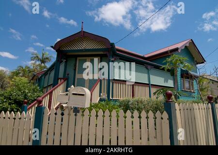 Brisbane, Queensland, Australien - 29. Oktober 2019 : Bild eines typischen alten Queenslander Hauses in der Nachbarschaft von Greenslopes in Brisb Stockfoto